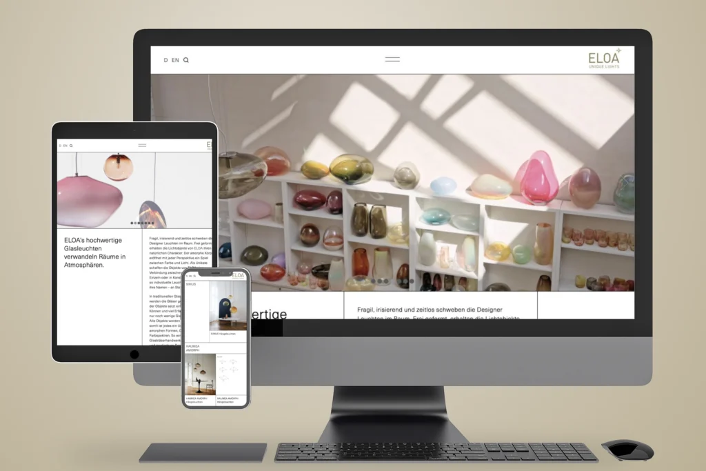 Website von ELOA – Unique Lights mit Glasleuchten auf Monitor, Tablet und Smartphone vor beigefarbenem Hintergrund.