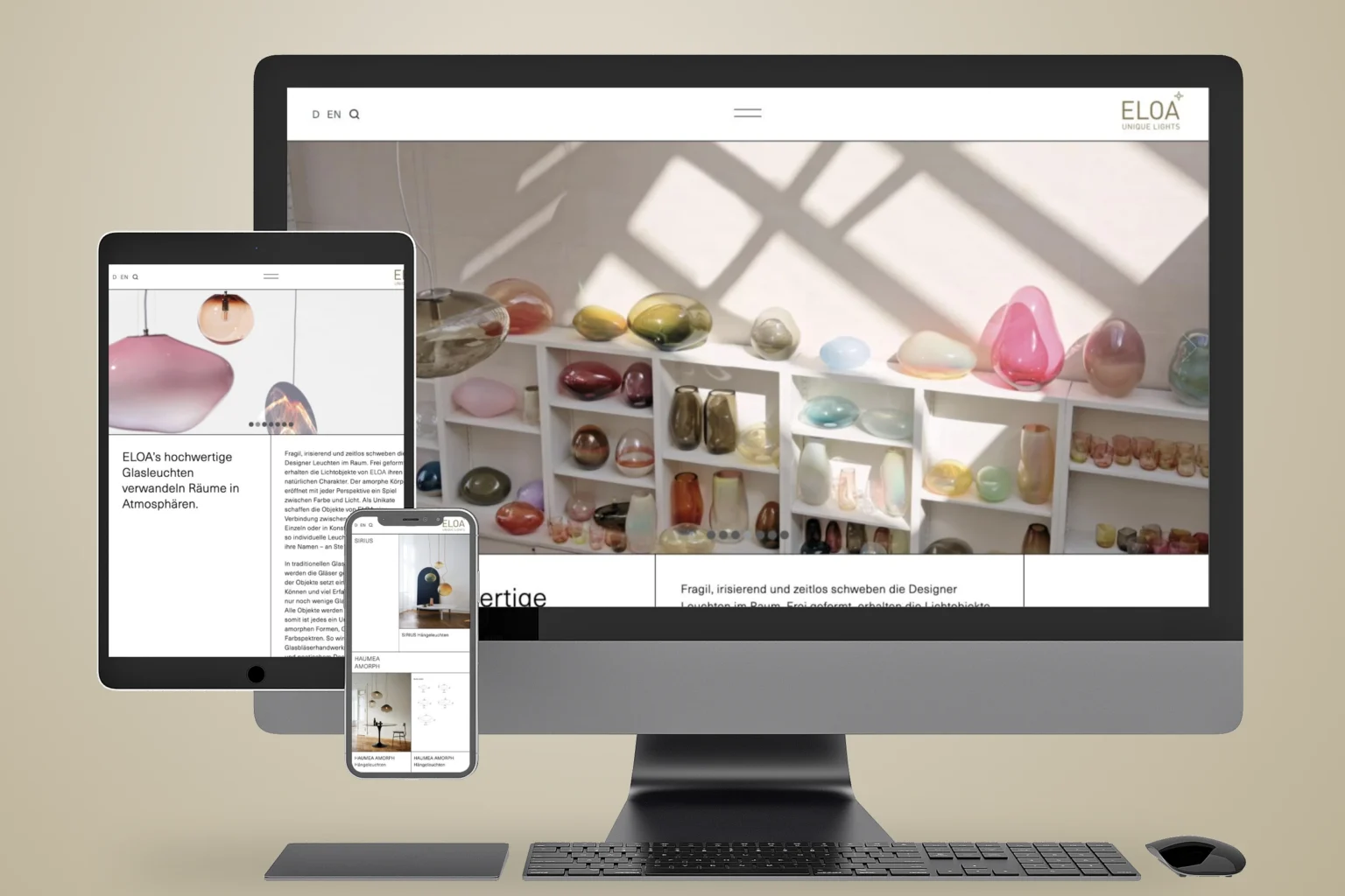 Website von ELOA – Unique Lights mit Glasleuchten auf Monitor, Tablet und Smartphone vor beigefarbenem Hintergrund.